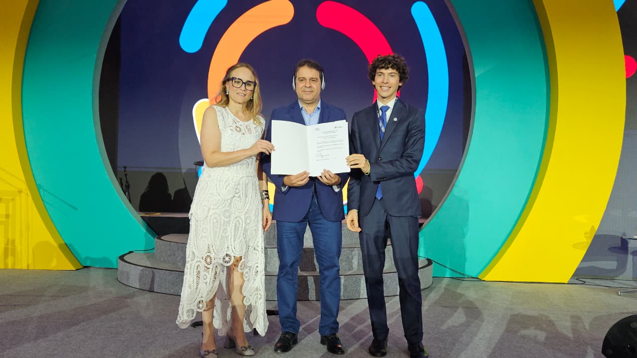 grupo de pessoas posa para a foto